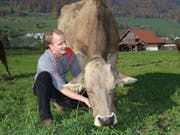 Landwirt Martin Hug mit Kuh Debora.