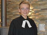 Luca Küttel ist bereit für seinen Auftritt als Gidiopfarrer. (Bild: Mea Mc Ghee)