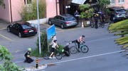 König Rama X (rechts) und seine Frau Königin Suthida steigen vor dem Seehotel Kastanienbaum aufs Velo. (Leserbild)