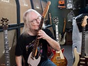 Ist quasi mit seiner Gitarre verheiratet: Bruno Eicher.