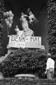 Das Winkelried-Denkmal auf dem Stanser Dorfplatz wurde zum Frauenstreik 1991 umgestaltet. (Bild: Stefano Schröter/Keystone, 14. Juni 1991)