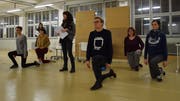 Einmal pro Woche treffen sich Musical-Begeisterte aus der ganzen Ostschweiz in einer Halle der Flawa, um das Stück «9 to 5» zu proben. (Bild: Tobias Söldi)