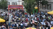 Sehen und gesehen werden: Bereits am frühen Abend drängten sich die Besucherinnen und Besucher beim 10. Sommernachtsfest. (Bild: Alessia Pagani)