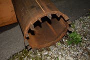 Das Stahlrohr mit Zacken, sogenannte Spalteisen, wird zuerst eingerammt. Dadurch kann Gestein zertrümmert werden. (Bilder: Beat Lanzendorfer)