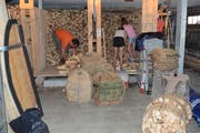 Die Säcke, beladen mit Holz, hinaufgetragen von starken Frauen und Männern, wiegen zwischen 20 und 30 Kilogramm. (Bild: Beat Lanzendorfer)