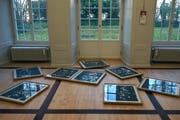 Thierry Perriards Bilder liegen arrangiert am Boden und schaffen so einen Raum, einer Wasseroberfläche gleich, auf der sich ein Gesicht zu spiegeln scheint. (Bild: Dieter Langhart)