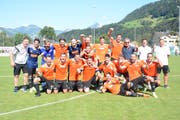 Die Spieler des FC Linth 04 jubeln nach Spielschluss, nachdem sie das oberklassige Schaffhausen trotz Rückstand mit 3:1 besiegten. Links unten der Ebnat-Kappler Silvan Bechtiger. (Bild: Beat Lanzendorfer)