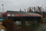 Die Lütisburger Thurbrücke muss nicht etwa von der Kälte geschützt werden. Ihr Dach wird in den kommenden Monaten saniert. (Bild: Beat Lanzendorfer)