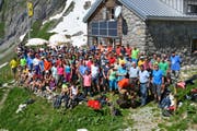 Die 140 Freunde und Mitglieder des SAC Toggenburg schleppten in rund vier Stunden sieben Tonnen Material zur Zwinglipasshütte hinauf. (Bild: Beat Lanzendorfer)