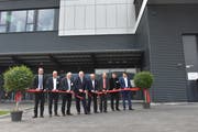 Der Neubau der IST AG in Ebnat-Kappel wurde traditionell mit dem Durchschneiden des roten Bandes eröffnet. (Bild: Ruben Schönenberger)
