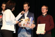 Der Wiler Sportler des Jahres, OL-Läufer Daniel Hubmann, im Gespräch mit der Moderatorin des Galaabends, Christa Klein. Derweil präsentiert sein Teamkollege Julian Bleiker stolz die Urkunde. (Bilder: Christof Lampart)