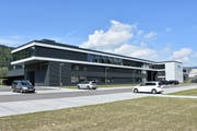 Die neuen Räumlichkeiten schliessen nahtlos an das bestehende Gebäude (ganz rechts im Bild) an. (Bild: Ruben Schönenberger)