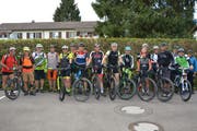 Ramona Forchini, vorne, dritte von rechts, war auf dem Bike mit Gönnern und Freunden unterwegs. (Bild: Beat Lanzendorfer)