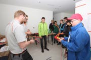 Simon Gisler (links) zeigt, wie ein Elektroinstallateur arbeitet. (Bild: Marion Wannemacher, Ennetmoos, 11. Oktober 2018)