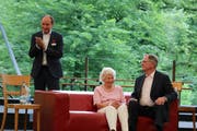 Am Donnerstag gabs in Alpnach Applaus für Niklaus Bleiker. Unser Bild zeigt ihn bei der Übergabe des ersten Obwaldner Wirtschaftspreises an den Unternehmer Theo Breisacher. (Bild: Marion Wannemacher, (Giswil, 5. Juli 2017)).