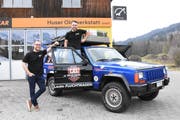Christian Hildebrand aus Nesslau und der Gossauer Daniel Baldegger (rechts) mit ihrem Jeep Cherokee XJ mit Baujahr 1989. Sie hoffen, dass ihr Auto auch nach der rund 6000 Kilometer langen Rallye noch fahrtüchtig ist und ihnen weiterhin viel Freude bereiten wird. (Bild: Urs M. Hemm)