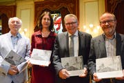 Das Autorenteam der Festschrift, bestehend aus Angelus Hux, Andrea Hofmann Kolb sowie Thomas Pallmann und unter der Leitung von Stadtarchivar Stephan Heuscher. (Bild: Mathias Frei)