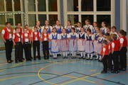 Waren Gäste am Freitagabend: Das Kinderjodelchörli Mosnang unter der Leitung von Stefan Segmüller (links). (Bild: Beat Lanzendorfer)