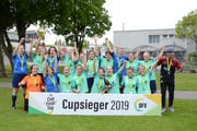 Champagnerstimmung beim FC Bütschwil-Neckertal. Die Frauen krönen sich zum dritten Mal nach 2015 und 2016 zum Ostschweizer Cupsieger. (Bild: Beat Lanzendorfer)