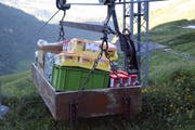 Das Material wird mit der Transportbahn via Alp Tesel zur Chraialp befördert. Von dort geht es zu Fuss hoch zur Zwinglipasshütte. (Bild: Beat Lanzendorfer)