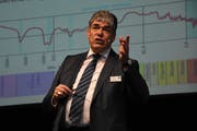 SRF-Meteorologe Felix Blumer referierte über die Auswirkungen der Klimaveränderung auf die Energiewirtschaft und mahnte, zu handeln. Denn die von der Politik gesteckten Klimaziele würden ohne den Beitrag aller bei weitem verfehlt. (Bild: Urs M. Hemm)