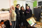 Der Verein Schtäg in Wattwil lanciert die Brockenstube "Alchemilla": Mitinitiantin der Vereins Ursula Füllemann, Projektleiter Antonio Cariola sowie die Bewohnerinnen Erika und Tanja (von links). (Bild: Urs M. Hemm)