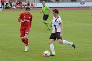 Captain Dejan Baumann (am Ball) hängt trotz seiner 37 Jahre eine weitere Saison an. (Bild: Beat Lanzendorfer)