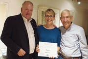 Jon Fadri Huder, zukünftiger Präsident des Kiwanis Europa, Irene Herzog, neue Präsidentin des Kiwanis Thurtal, mit der Platin-Urkunde sowie der abtretende Präsident Heinz Belz. (Bild: Andreas Taverner)