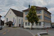 Über der Kirchberger Schule, dessen Sekretariat im Gemeindehaus untergebracht ist, ziehen sich dunkle Wolken zusammen. (Bild: Beat Lanzendorfer)