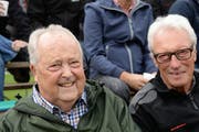 Remigi Blättler (links) mit Werner Keller, ebenfalls alt Regierungsrat, am Allwegschwinget 2015. (Bild: Robert Hess, Ennetmoos, 6. September 2015)