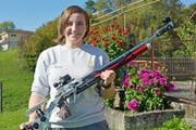 Sarina Hitz mit ihrem Luftgewehr, Zuhause im Garten in Mauren. (Bild: Mario Testa)