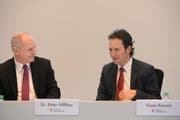 Der Vorsitzende der Geschäftsleitung der Schwyzer KB, Peter Hilfiker und Bankratspräsident Kuno Kennel. Bild: LZ (29. Januar 2015)