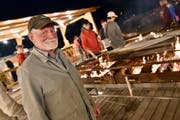 Der 72-jährige Otto Bantli sorgt am Zweifel-Grillstand fürs Feuer bis weit nach Mitternacht. (Bild: Mario Testa)