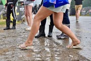 Erste Schlammpfützen bilden sich am Freitagmorgen auf dem Open-Air-Gelände. (Bild: Mario Testa)
