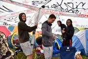 Mateo (rechts) und seine Kumpels aus der Region Kriens versuchen den Kollaps ihres Pavillons zu verhindern. (Bild: Mario Testa)