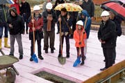 Die Vivala-Bewohner sind bereit, um die Grundstein-Rohre im Fundament einzugraben. (Bild: Mario Testa)