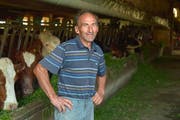 Markus Ramser im Stall mit den 35 Kühen auf seinem Biohof. (Bild: Mario Testa)
