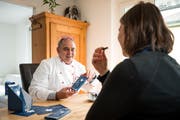 Marc Widmer, Erfinder der Frauenmond-Schokolade, lässt die Journalistin sein Produkt probieren. (Bild: Roger Grütter, Kriens, 6. März 2019)
