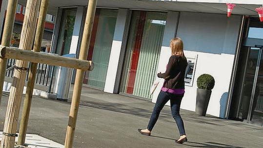 Fettärschige, Vollbusige Latinalehrerin Auf Bank Fettärschige, Vollbusige Latinalehrerin Auf Bank