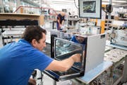 Blick in die Backofen-Produktion von V-Zug in Zug. Bild: Gaetan Bally/Keystone (2. November 2017)