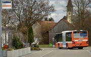 Die Buslinie 941 führt seit Dezember durch eine Quartierstrasse (Bild: Markus Schoch)
