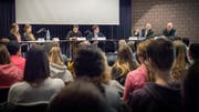 Sarah Lüthold, Ronja Jansen (links), Markus Hausammann und Peter Maag (rechts) diskutieren mit den beiden Moderatoren Max Slongo und Riccardo Iannella. (Bild: Andrea Stalder)
