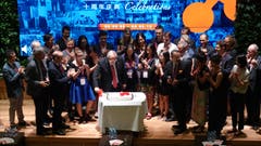 Zum zehnjährigen Jubiläum von Swissnex China in Schanghai schneidet Bundesrat Johann Schneider-Ammann die Torte an. (Bild: Erwin Lüthi (Schanghai, 7. September 2018))