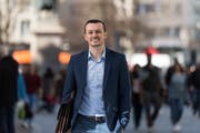 Der St.Galler Nationalrats-Kandidat Arber Bullakaj wirbt mit dem Slogan: «Egal, woher du kommst, wen du liebst, woran du glaubst. Du gehörst zur neuen Schweiz.» (Bild. Michel Canonica/pd)