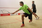 Luca Wilhelmi vom Squashclub Grabs (links) wandelte gegen Miguel Mathis vom Squashclub Uster zum zweiten Mal in dieser Saison einen 0:2-Satzrückstand in einen 3:2-Sieg um. (Bild: Robert Kucera)