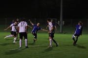 Nino Marinello (links) zieht ab und bringt den FC Gams auf 1:2 heran. (Bild: Robert Kucera)