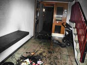 Zwei Kinderwagen fingen im Treppenhaus Feuer. (Bild: Kapo SG)