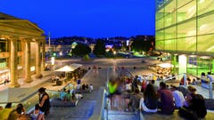 Die Treppe vor dem Kunstmuseum Stuttgart zieht die Menschen auch am Abend an. (Bild: Werner Dietrich)
