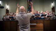 Probe zum Jubiläumskonzert des Evangelischen Kirchenchors in Frauenfeld. Chorleiter Christoph Lowis gibt den Takt an. (Bild: Andrea Stalder)