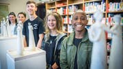 Letzte Ausstellung der Time-out-Klasse in der Kantonsbibliothek. von links nach rechts: Zoja, Njomza, Niclas, Shania und Marsola .(Bild: Andrea Stalder)